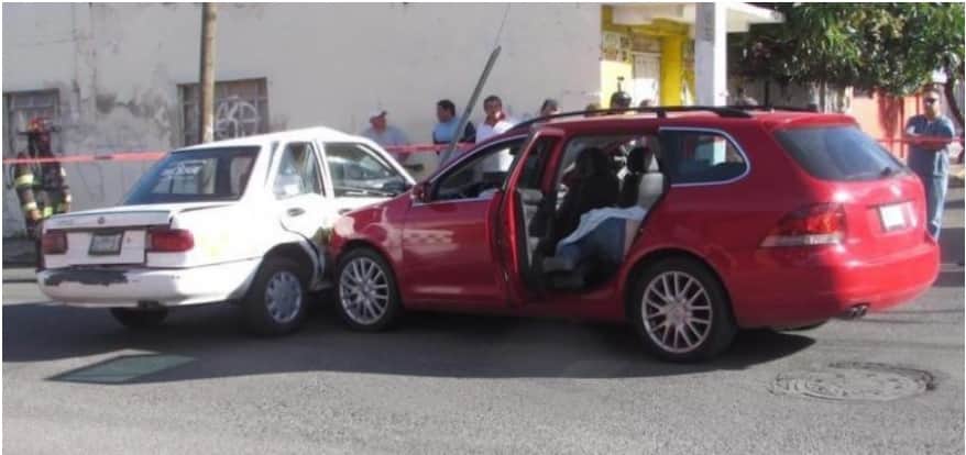 Choque contra taxista revela el cadáver de una mujer abordo del auto