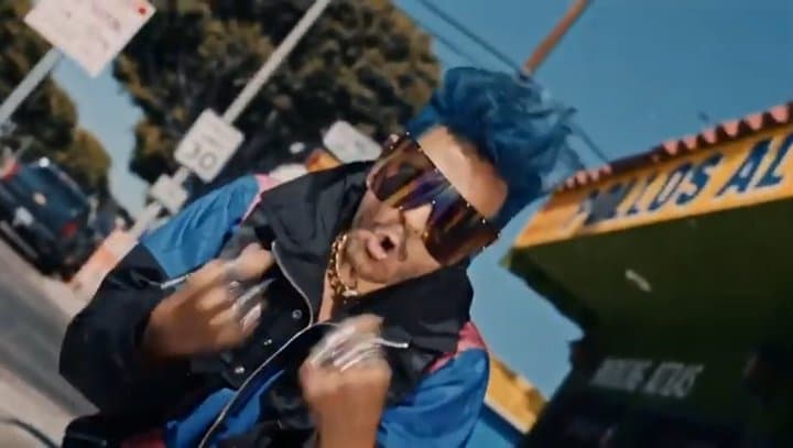 Derbez "la rompe" en su debut como reggaetonero