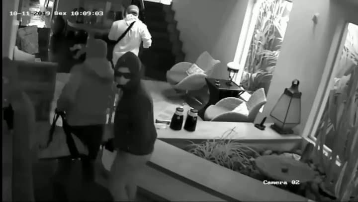 Rompen el factor sorpresa de su propio asalto y terminan baleados