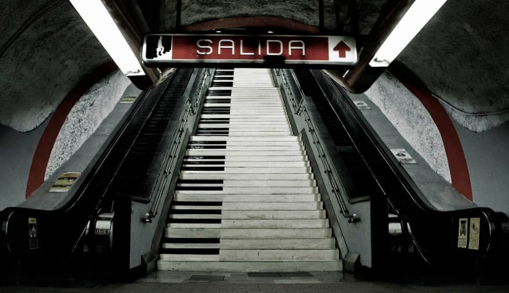 Caen varios de una escalera eléctrica en el metro de la CDMX; hay varios lesionados