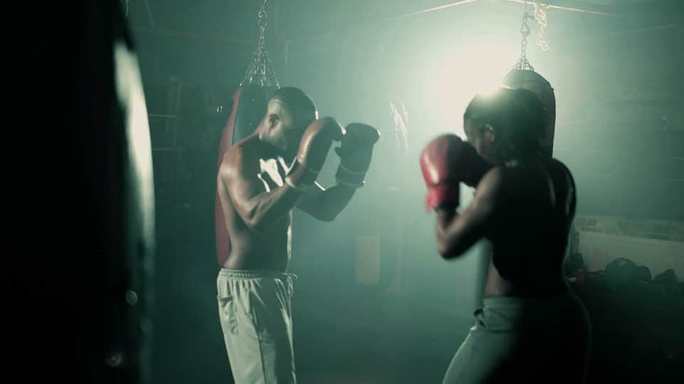 VIDEO: Noquea a su novio mientras juegan al box