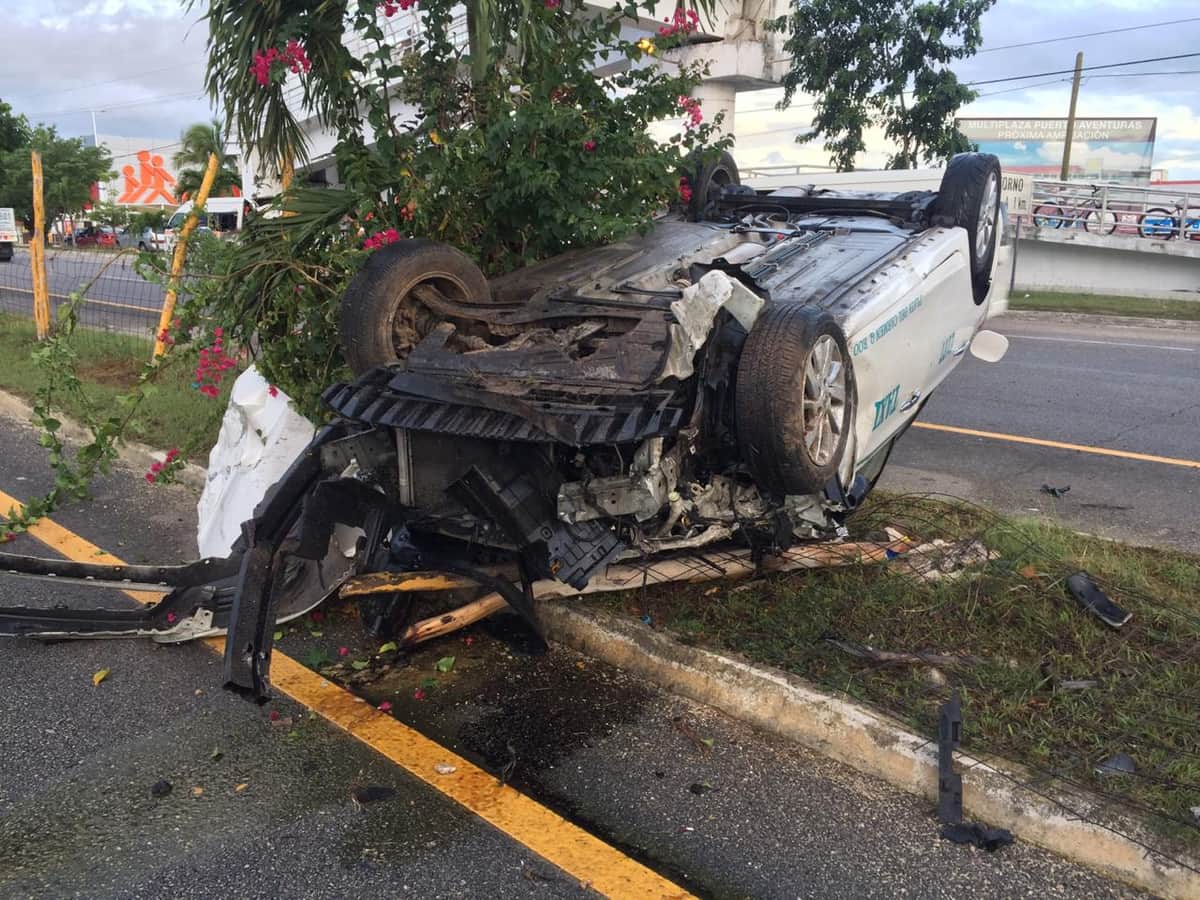Pasajeros se salvan la vida en accidente entre van y taxi de Playa del Carmen