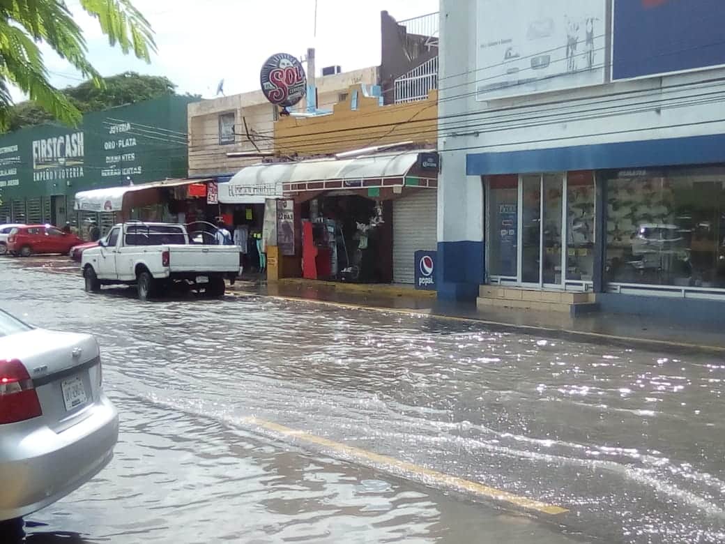 Caos en Cancún por calles inundadas por las lluvias