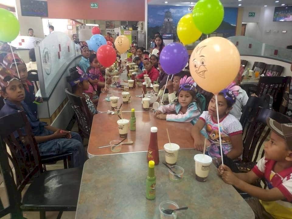 Héroe sin capa: Maestro lleva por primera vez al cine a sus alumnos