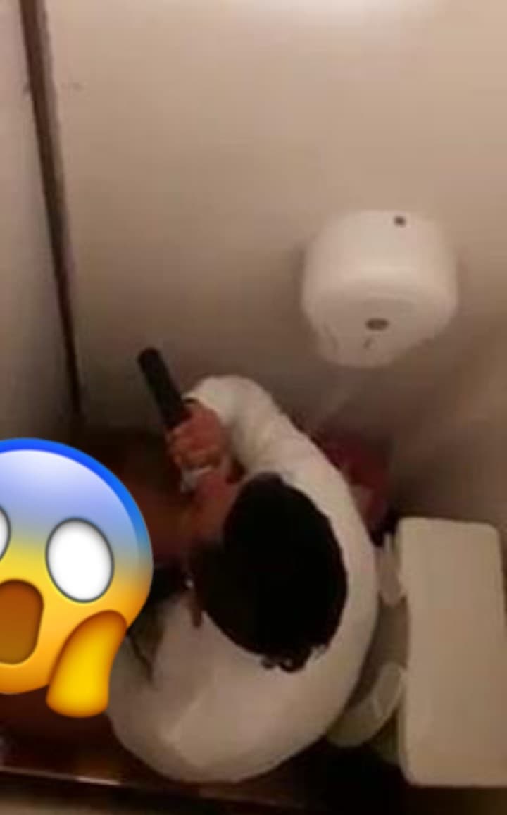 Captan a joven trabajando desde el baño