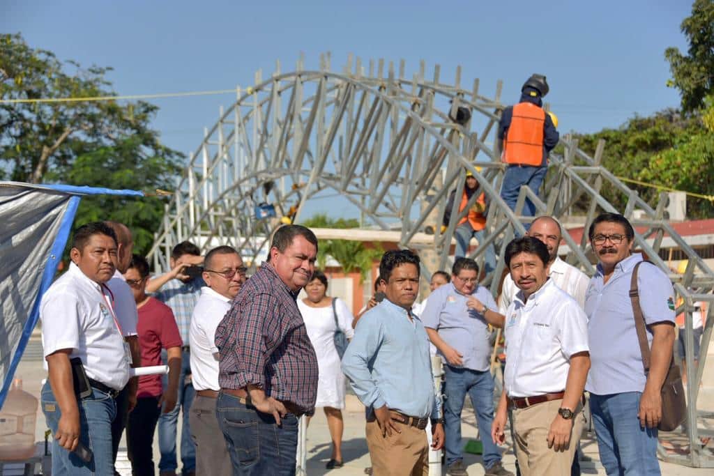 Víctor Mas supervisa construcción de domos en escuelas secundarias
