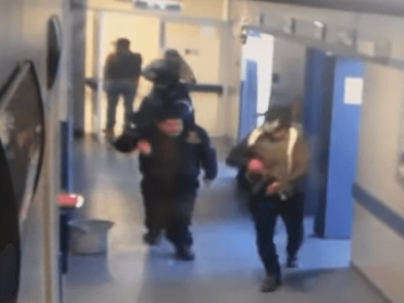 Comando armado entra a hospital y se lleva a un paciente