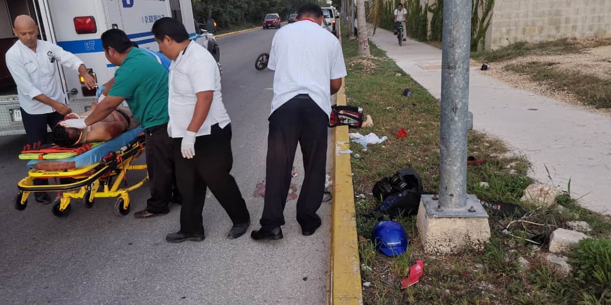 Moticiclista ebrio se estampa contra poste de camellón en Playa del Carmen