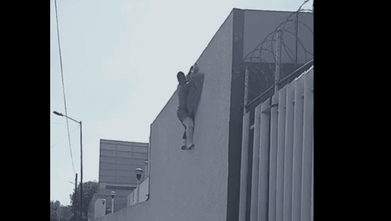 Con la pierna rota un reo salta del techo de un hospital para huir