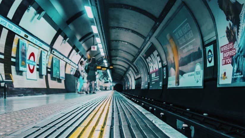 Hombre cae a las vías del tren y quedó a milímetros de morir