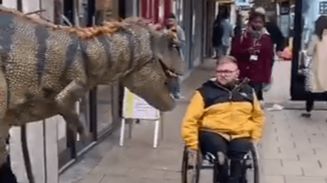 VIDEO: Dinosaurio desata pánico en las calles