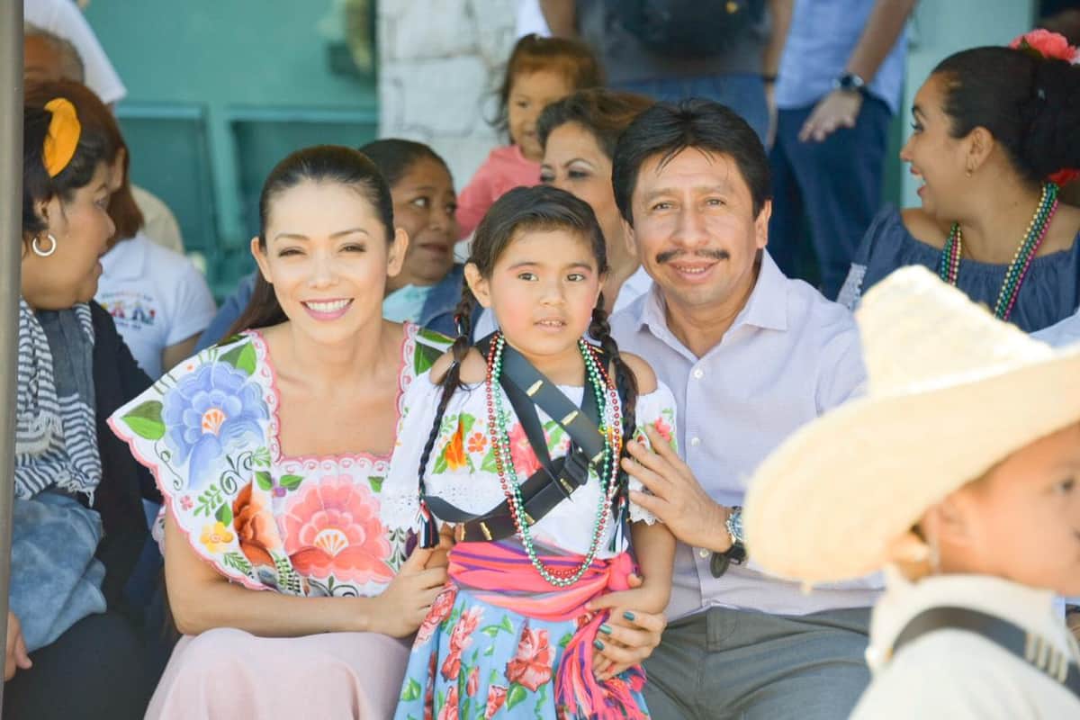 Víctor Mas preside desfile de la Revolución en preescolar de Tulum