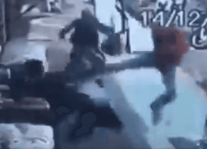 Detienen a ladrón con una patada “voladora” y se hace viral
