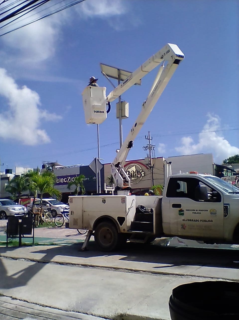 Cambian luminarias que utilizan celdas solares en Tulum