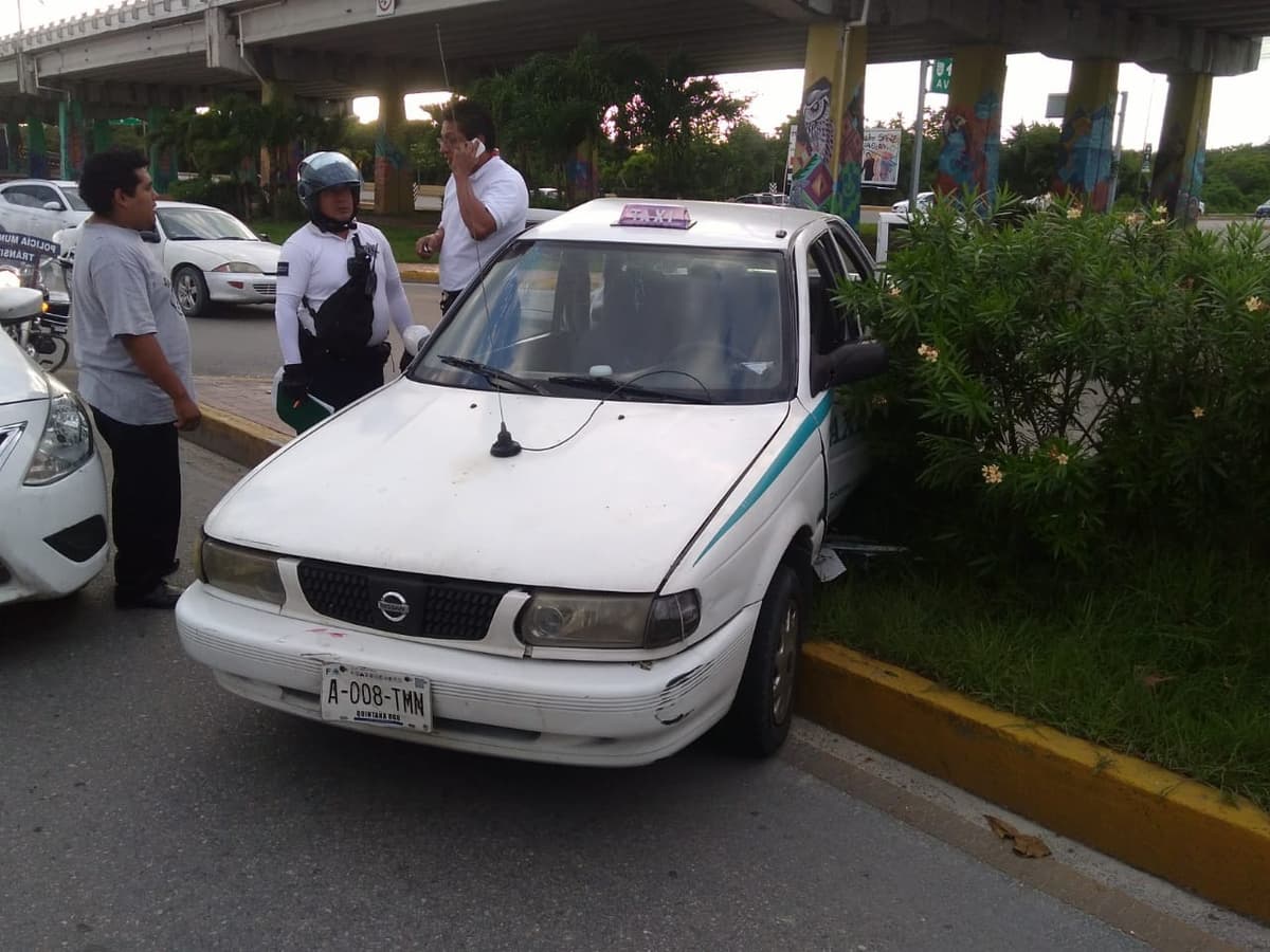 Automovilista choca a taxi y se da a la fuga