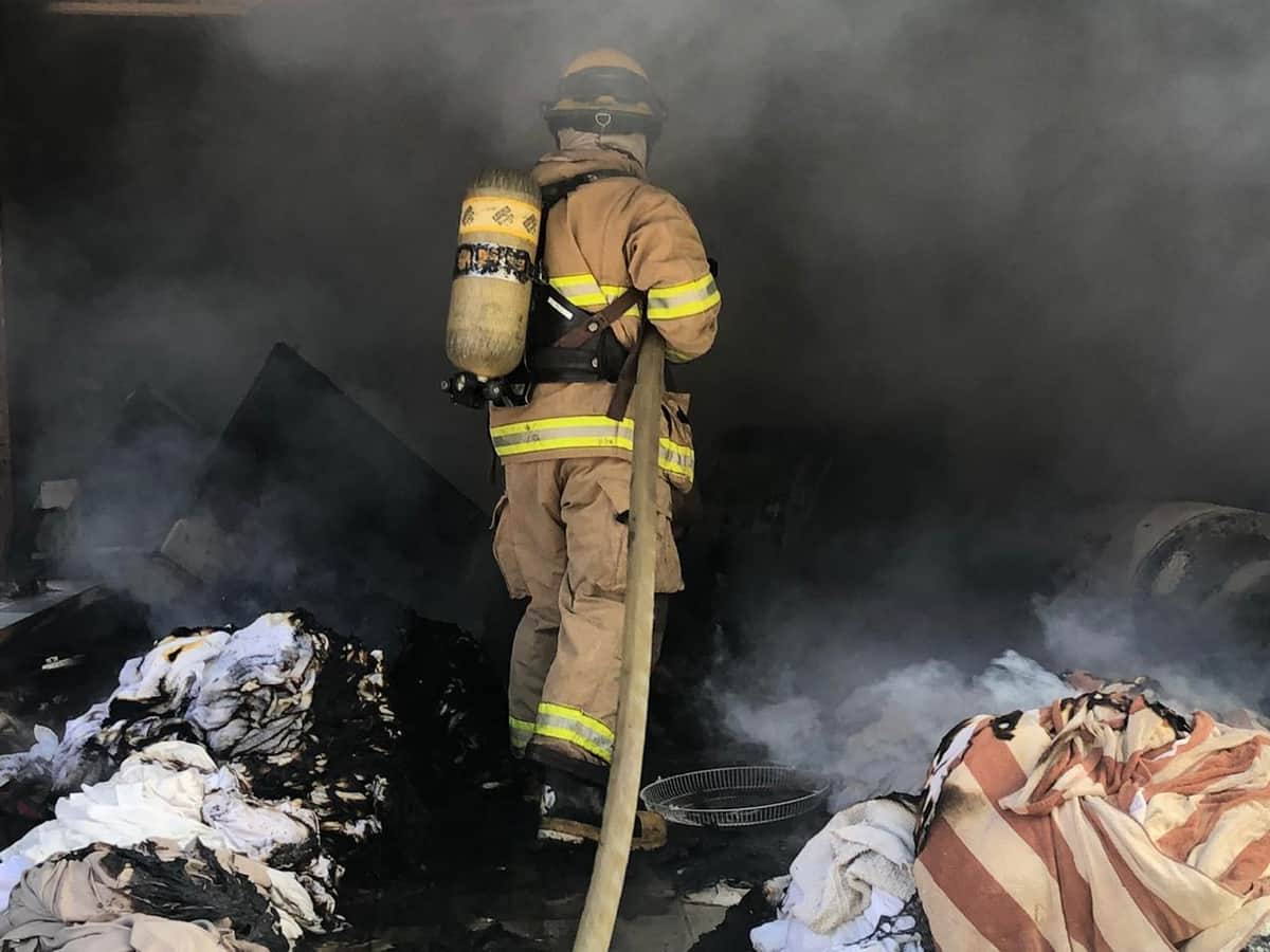 Incendio consume lavandería en Tulum, tras estallar tanques de gas