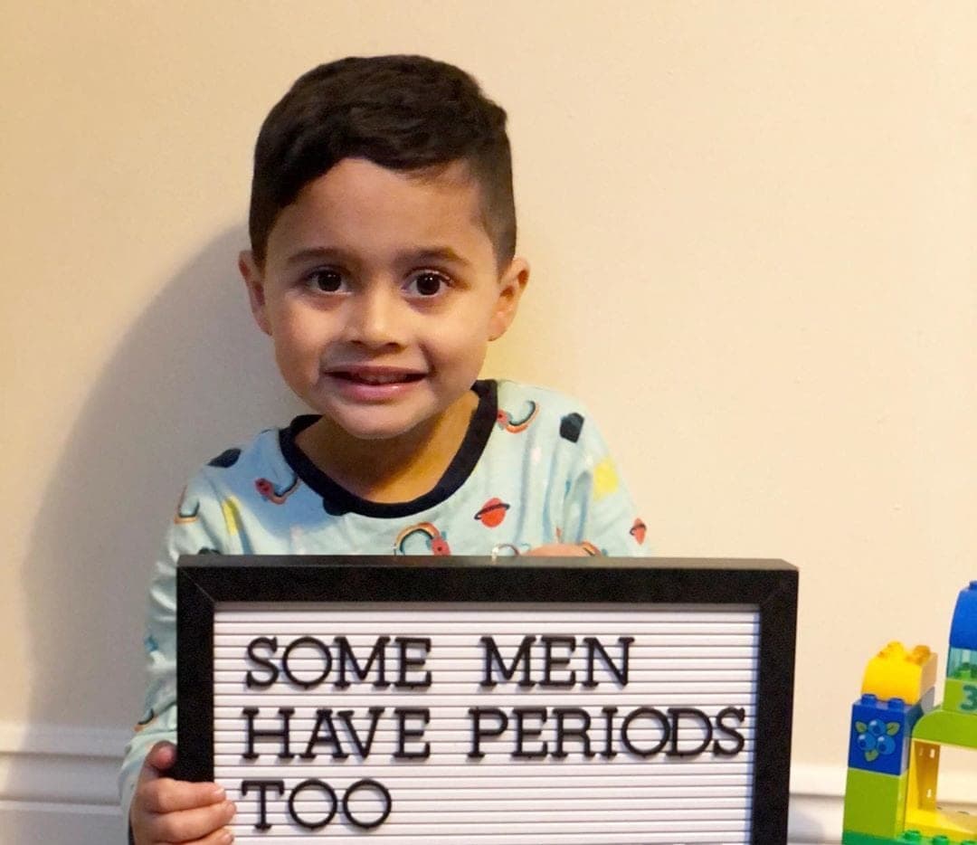 Mamá enseña a su hijo que los hombres pueden menstruar