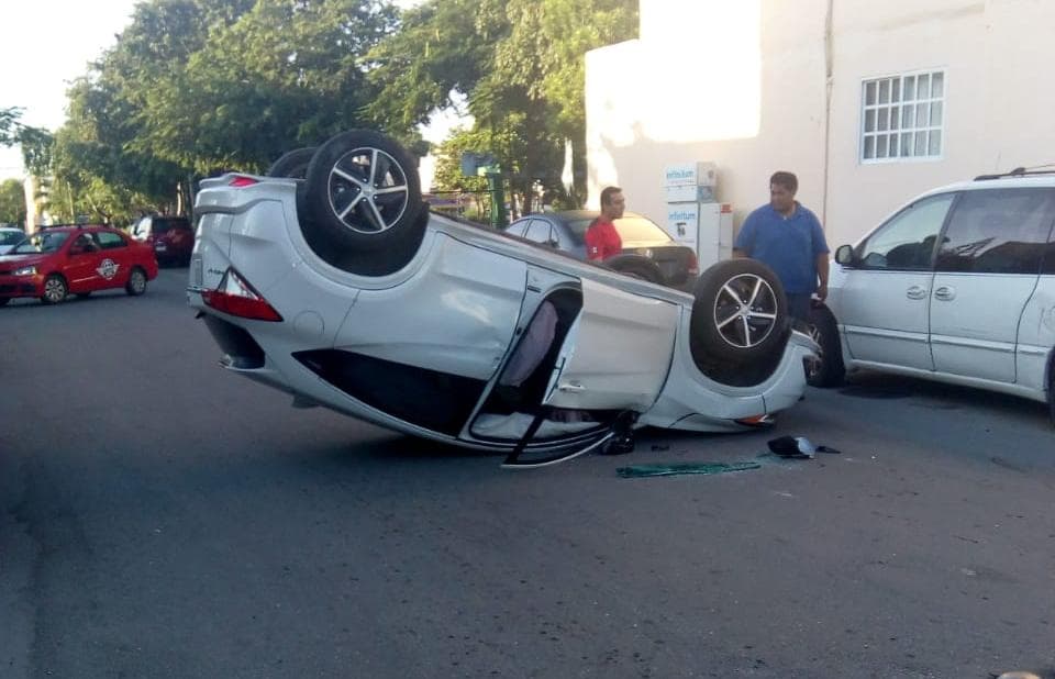 Conductor sale ileso de volcadura