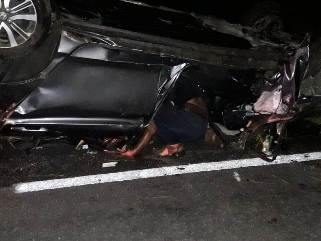 Muere conductor al volcar su vehículo