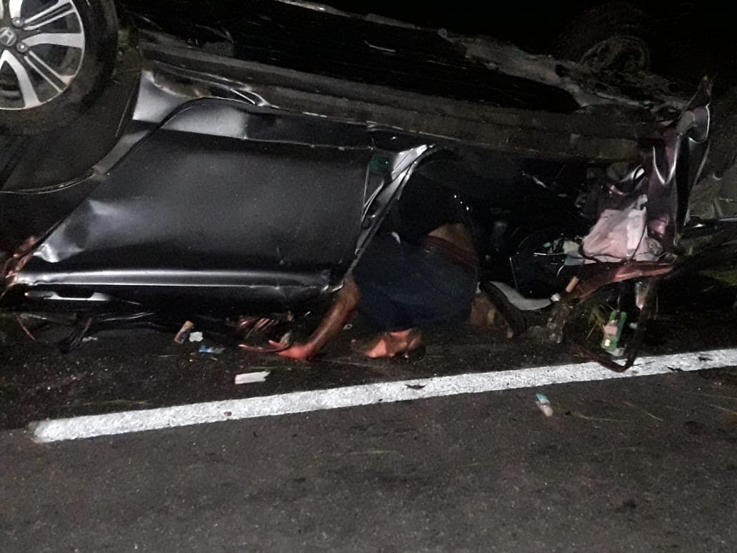 Muere conductor al volcar su vehículo