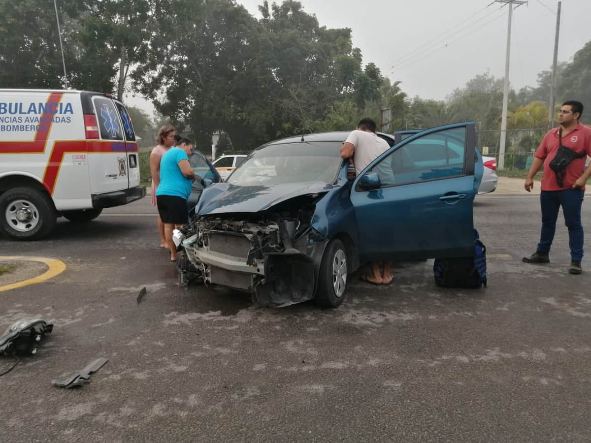 Conductor de tráiler provoca aparatoso accidente en Chetumal