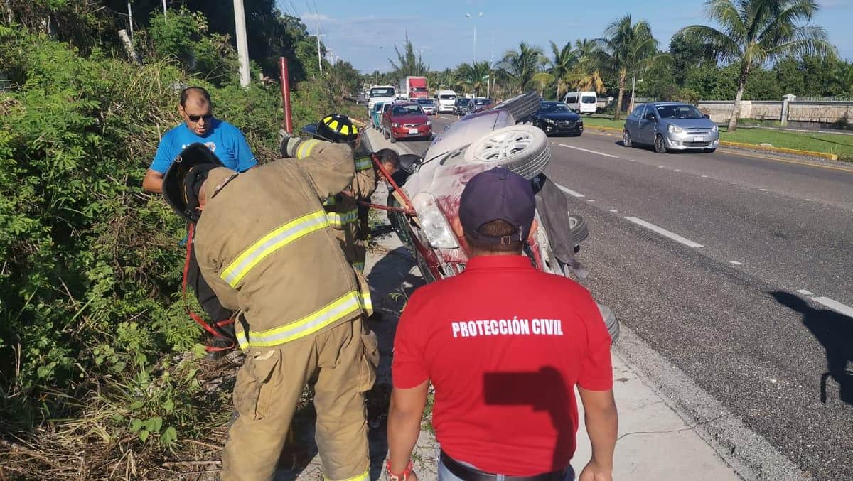 Vehículo vuelca y se incendia en la carretera Cancún-Playa del Carmen