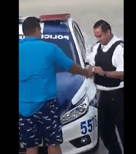 Policía de tránsito es captado recibiendo "mordida" en Cancún