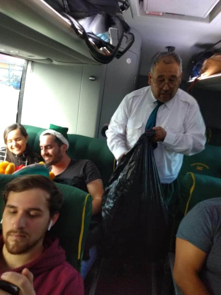 Chofer de Sinaloa reparte juguetes a pasajeros durante su viaje y conmueve las redes sociales
