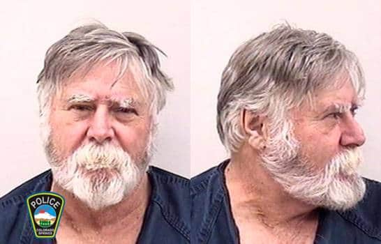 Hombre barbado asalta un banco y regala el dinero; ¿será Santa?