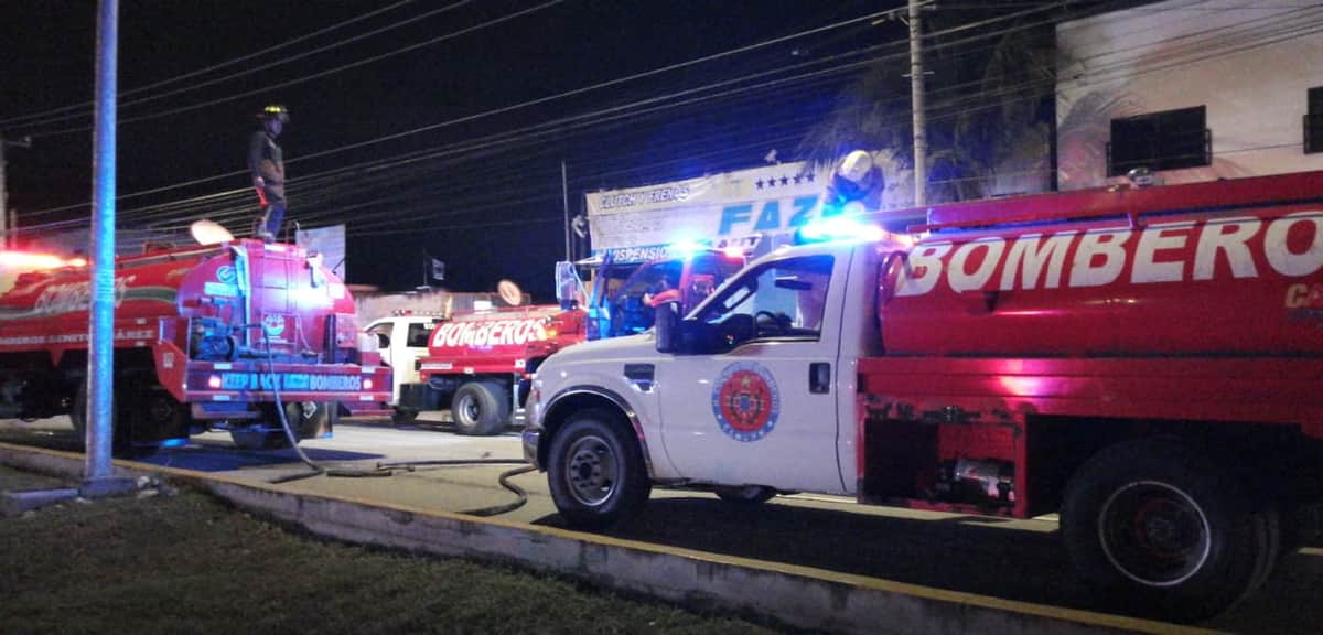 Llamas arrasan con vehículos dentro de un taller mecánico en Cancún