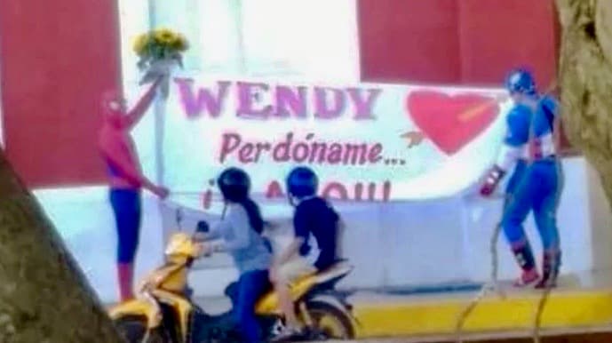 Se viste de Spiderman para pedir perdón; dicen es jefe de la Policía de Motul