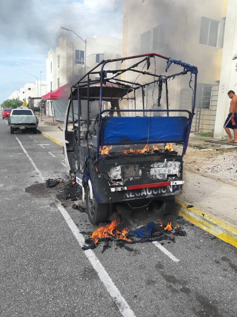 Taxista incendia mototaxi en colonia Paseos del Mar en Cancún