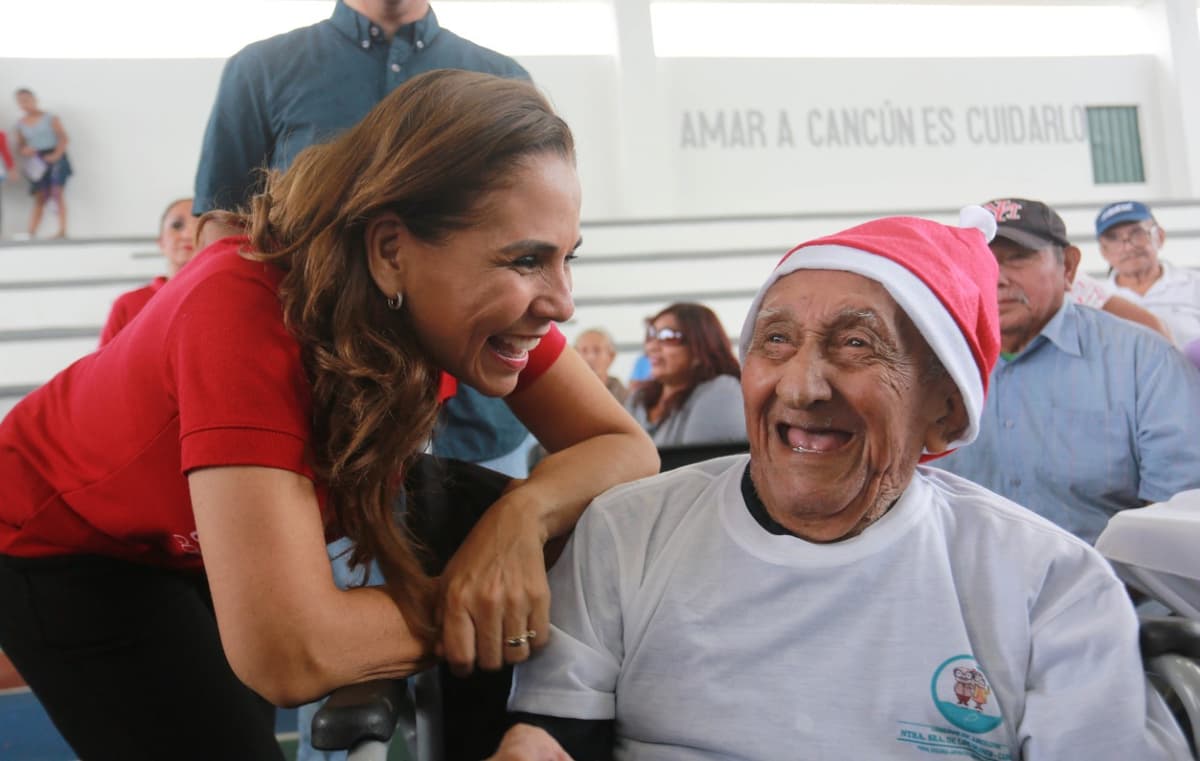 Celebra Mara Lezama la Navidad con los abuelitos de Cancún