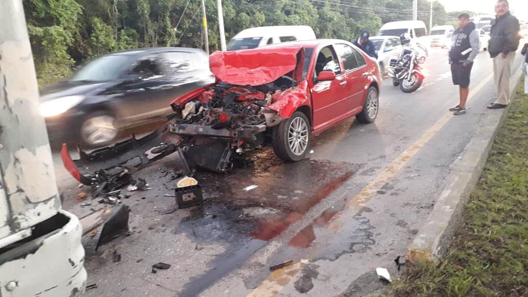 Caos vial por choque de autobús en Playa del Carmen