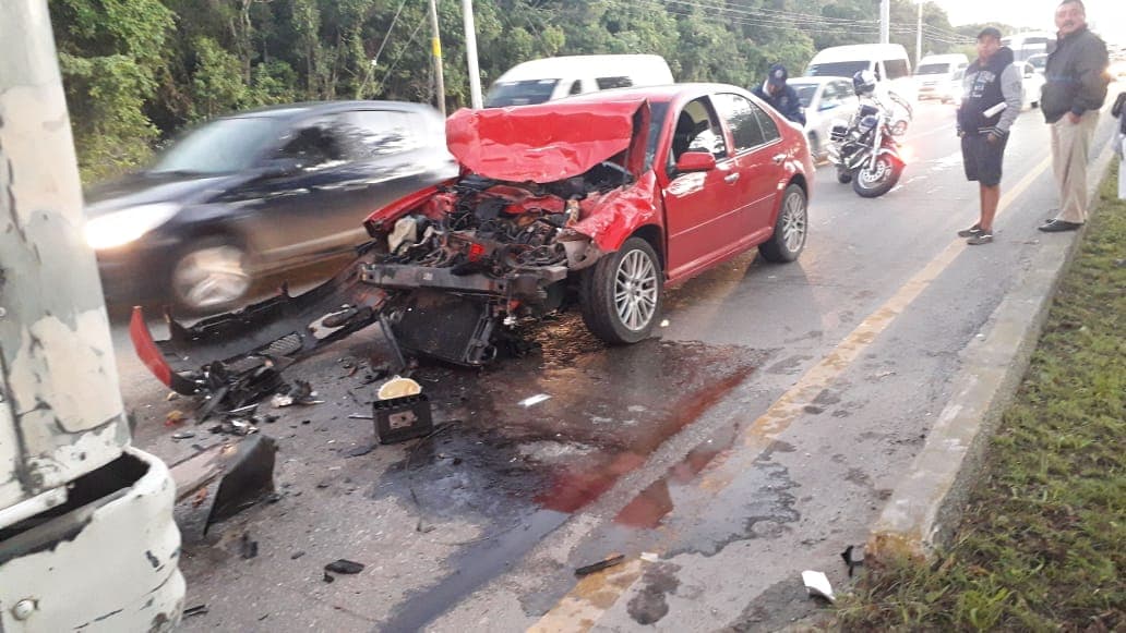 Caos vial por choque de autobús en Playa del Carmen
