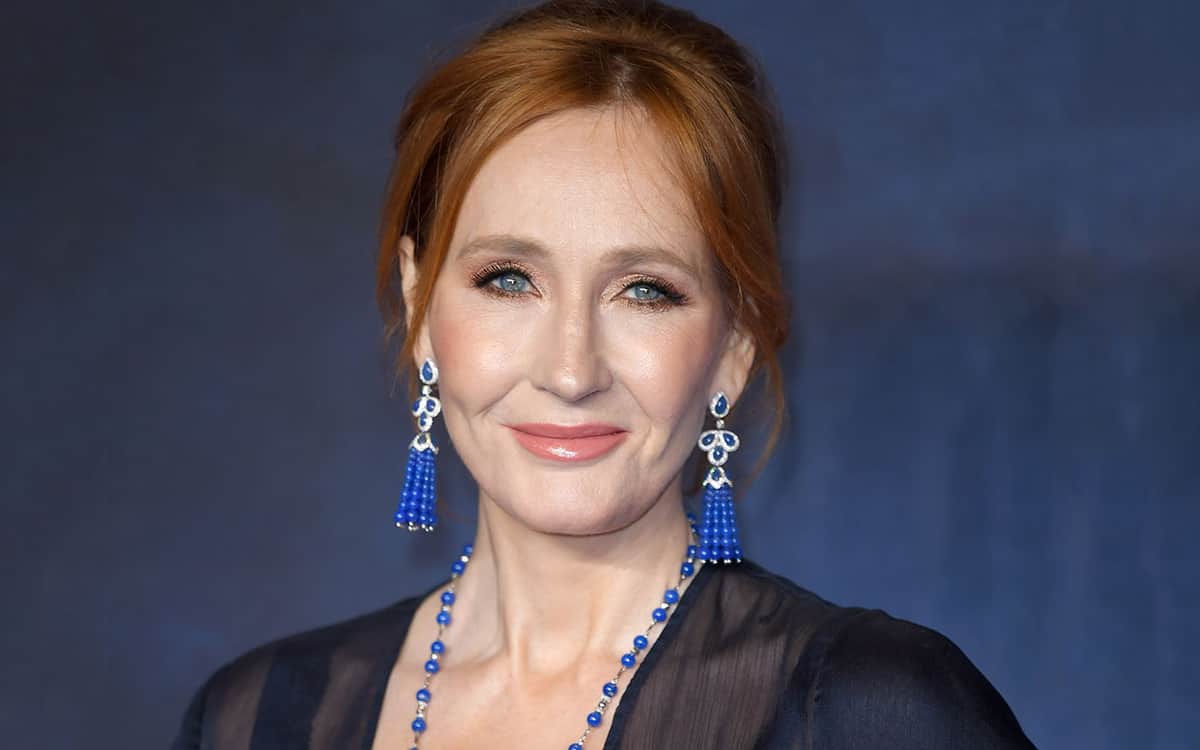Acusan a J. K. Rowling de tránsfoba en redes sociales