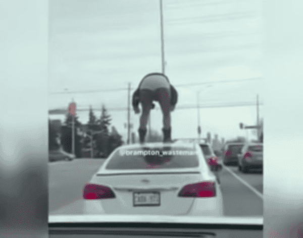 ¡Mujer en calzones destroza auto en movimiento de su novio infiel!