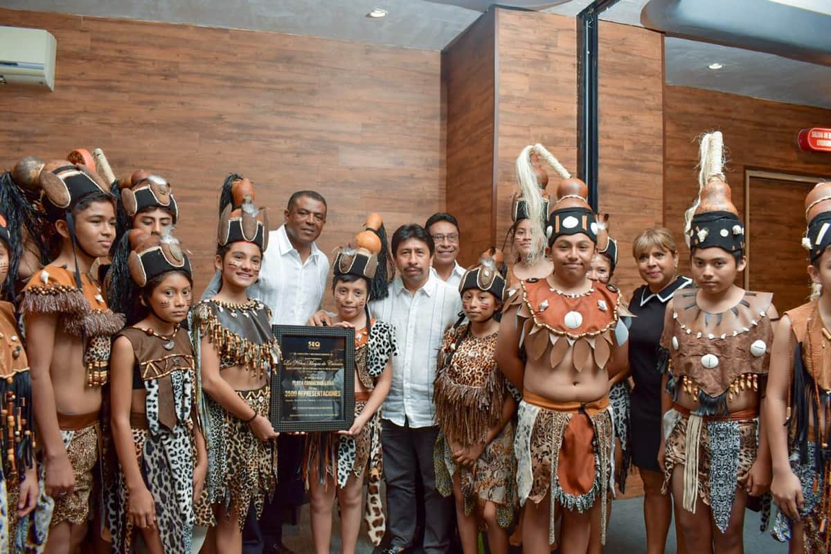 Reconocen trabajo de promoción de la cultura maya de Víctor Mas