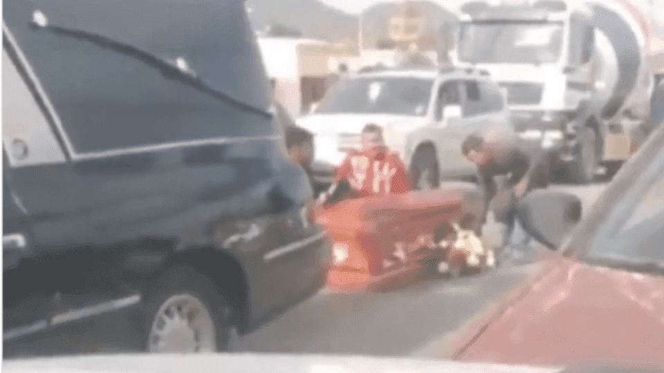 VIDEO: ¡Ataúd cae con todo y 'muertito' de una carroza en plena avenida!