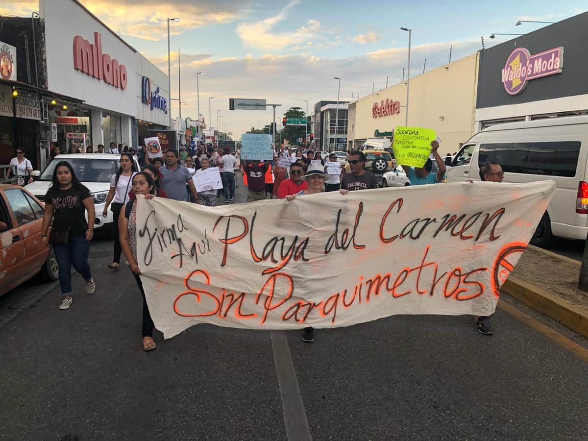 Marchan contra parquímetros en Playa del Carmen