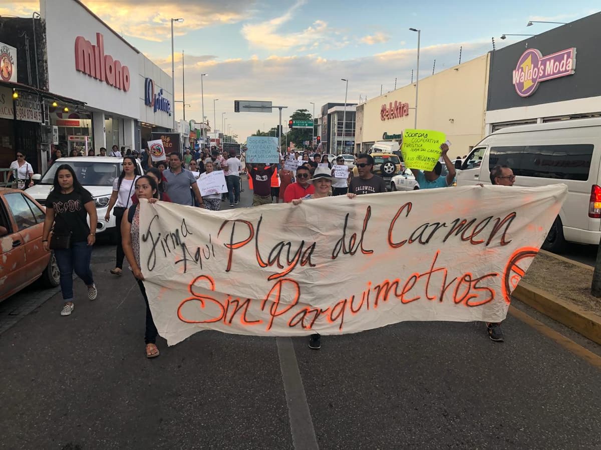 Marchan contra parquímetros en Playa del Carmen