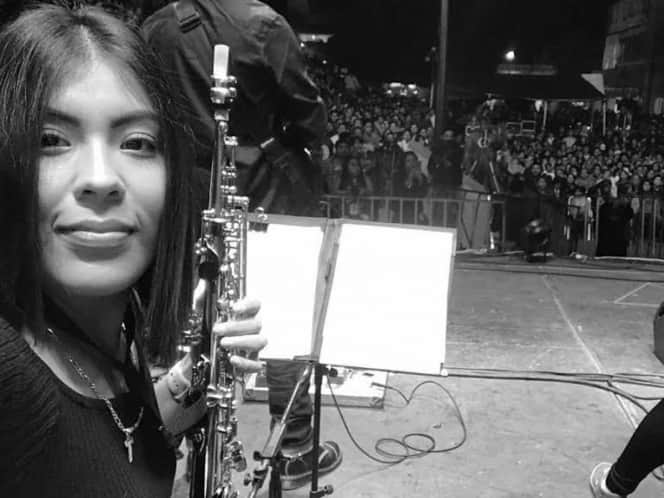 Arroja ácido empresario a una saxofonista en Oaxaca; solicitan ayuda