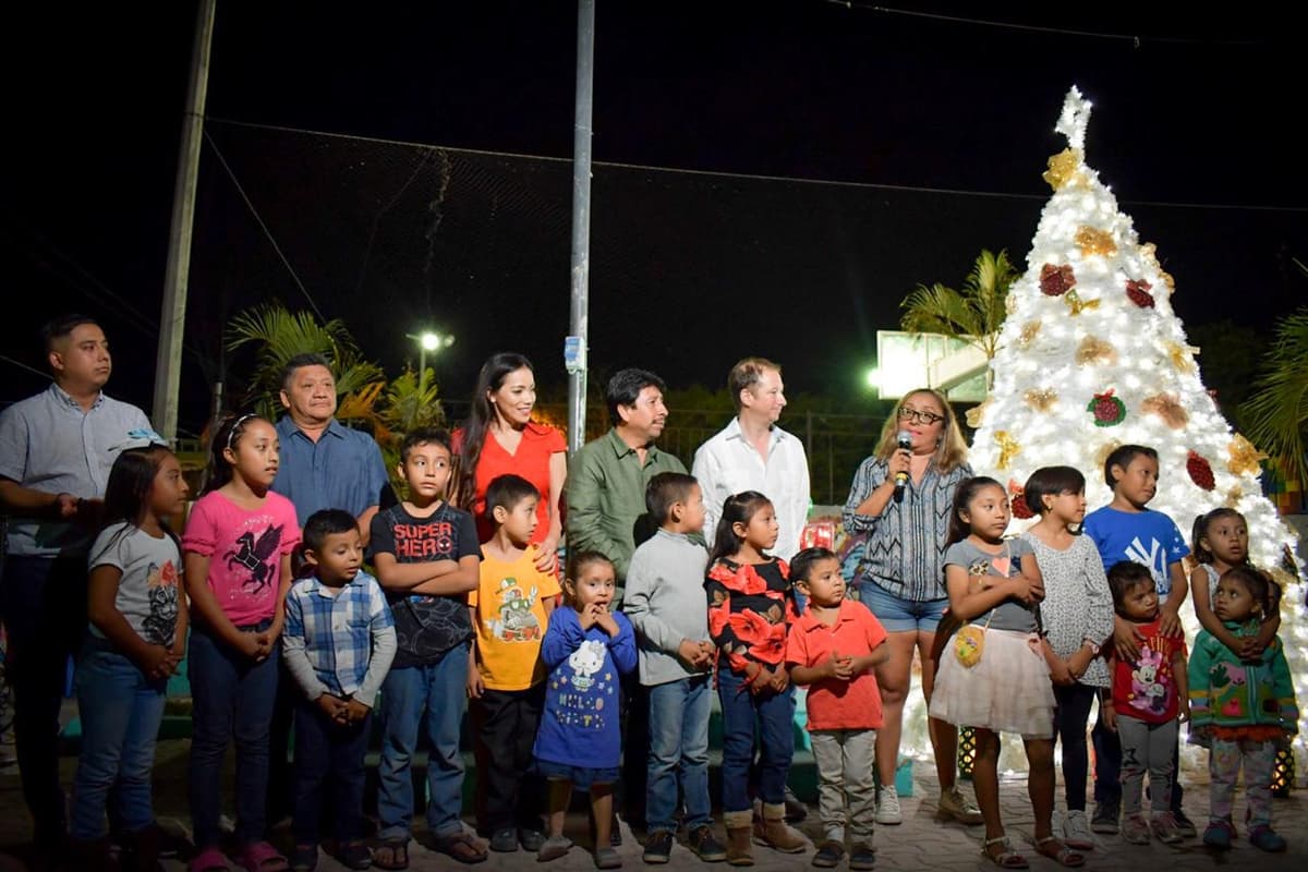 Víctor Mas participa en el encendido de árbol navideño en Akumal