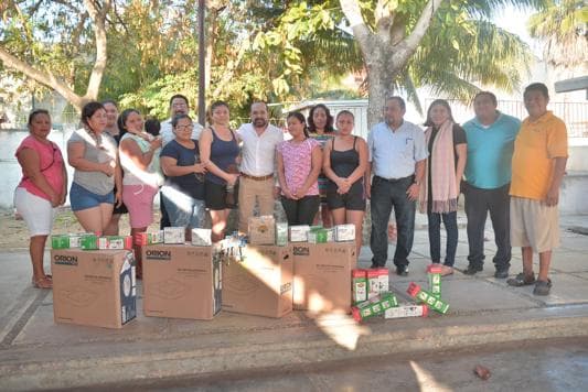 Apoya José Luis Guillén a primaria de Cancún con infraestructura para baños