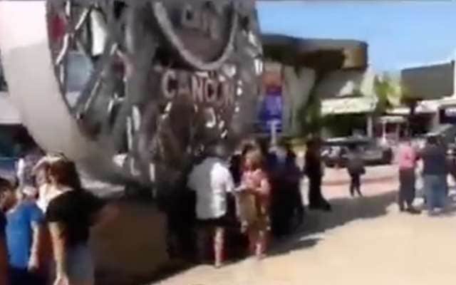 VIDEOS: Así desalojaron plaza en Cancún por sismo que sacudió a Jamaica y Cuba