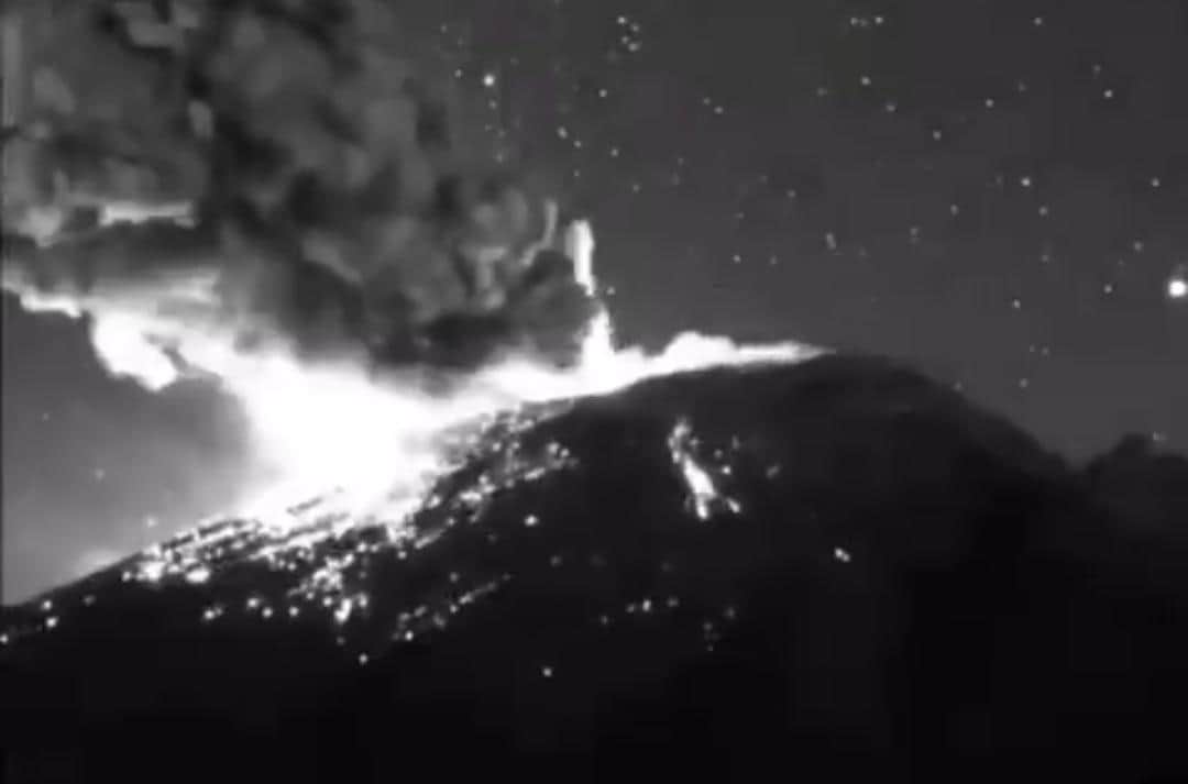 Video: Registra actividad el Popocatépetl; se ve supuesto OVNI durante explosión