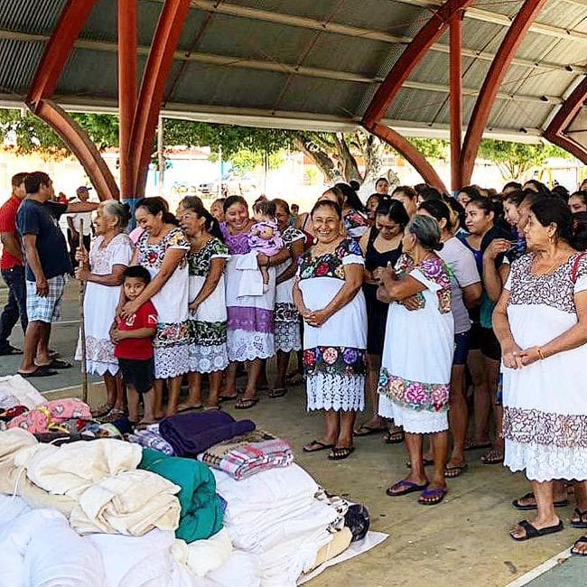 Unidos por Quintana Roo entrega cobijas en la zona maya de Tulum