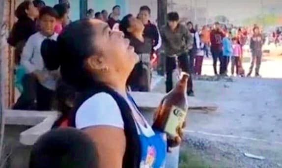 ¡Con una caguama! mujer intenta evitar un suicidio