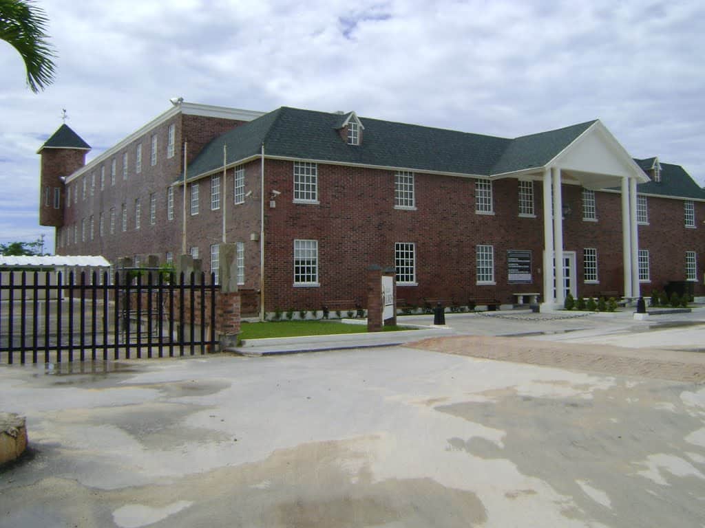 ‘Blindan’ policías colegio Álamos tras amenazas cibernéticas