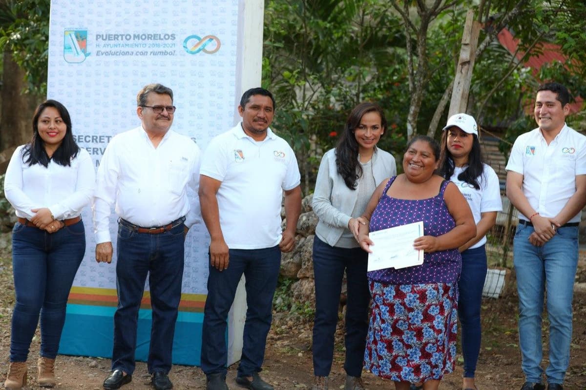 Colocan piso de concreto en viviendas de Leona Vicario